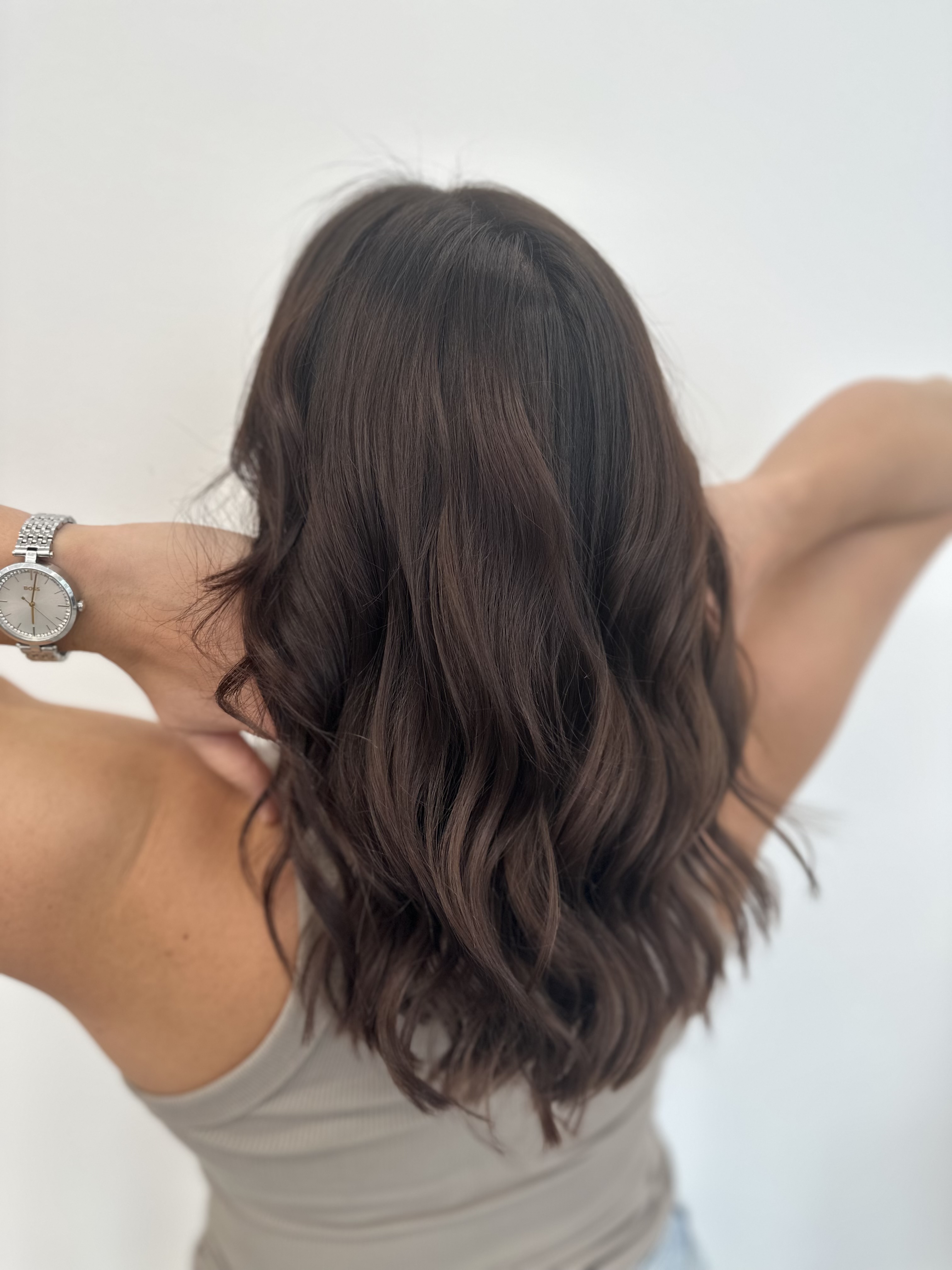 Damenfrisur mit natürlicher Textur und Farbspiel – stilvoll gestylt von Hair Flair.