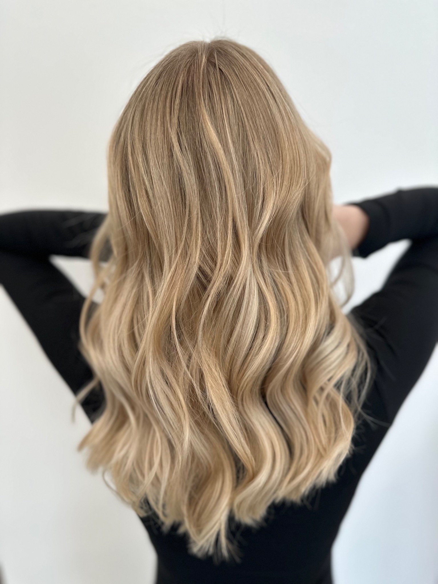 Frisch gestylte Damenfrisur in sanften Wellen von hinten – Hair Flair Friseursalon Eberstalzell.